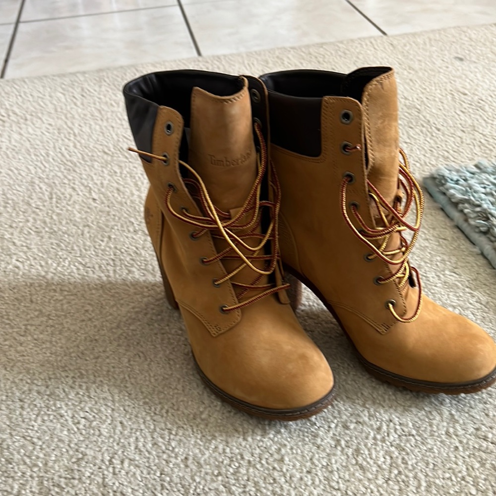 Timberland heels in the cognac color size 6.5.